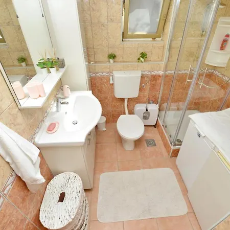Апартаменти Beautiful 1-bed Kristijan *