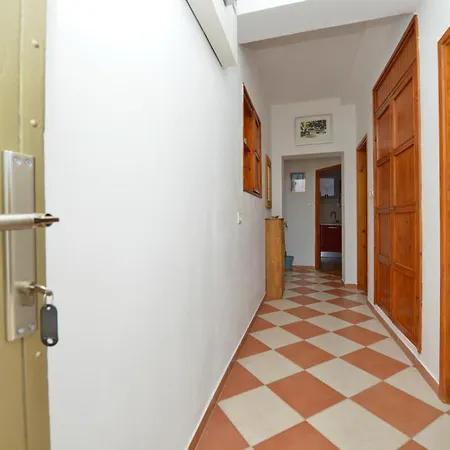 Beautiful 1-bed Kristijan Апартаменти
