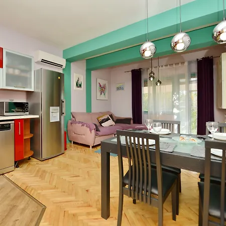 Апартаменти Beautiful 1-bed Kristijan Задар